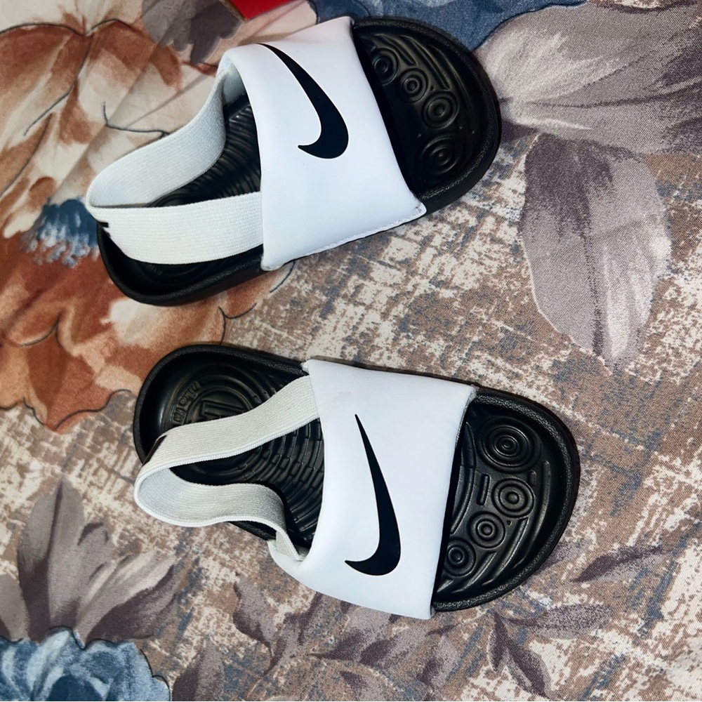 Nike Kawa
Baby/Toddler Slides
Size 6c